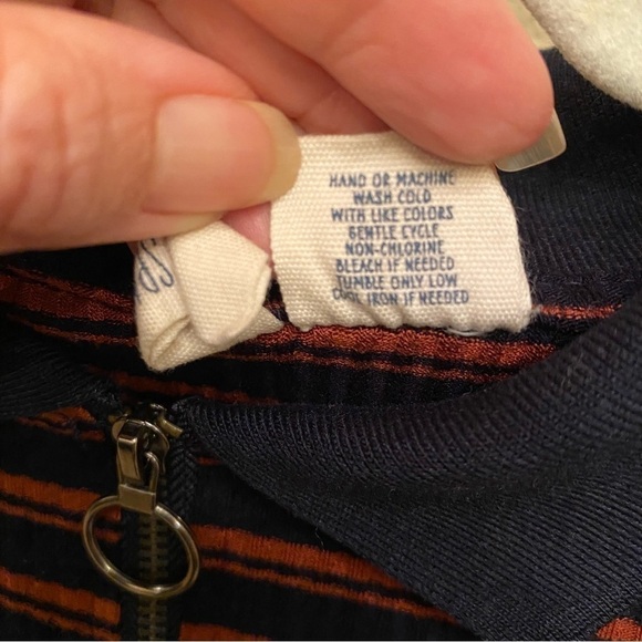 SKY and SPARROW Striped 1/4 Zipped Collared Cropped Top Size Small - Picture 6 of 6